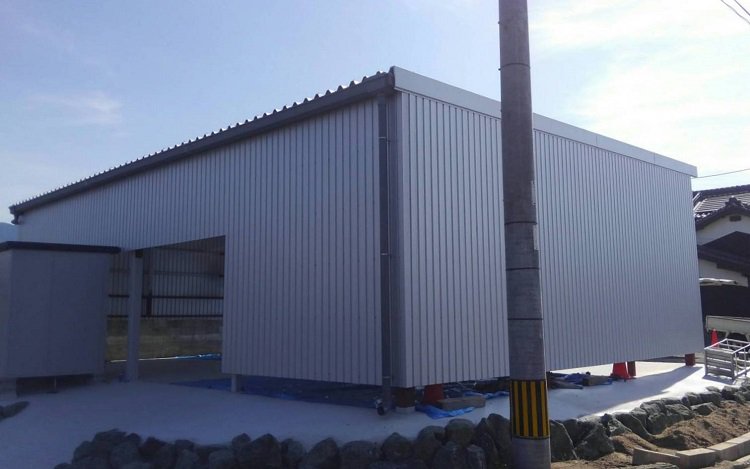 株式会社 須山鉄工 Twitterissa 板金工事が終わり鉄骨車庫完成しました ここで一区切りですが 今週末に車庫に棚を設置 そのあと表札を造り全て終了 施主さん中学の同級生ですが 家を新築し なかなか豪邸 車庫も新築し車も購入し 宝くじを当てたんじゃない