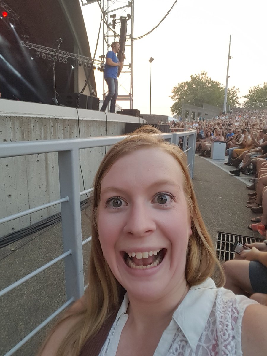 Lfrey13's tweet photo. Yes!I was this excited to 👀 @joshturnermusic @ the #oregonstatefair 😂😂 #frontrow #hometowngirl #hotterthanhell #thisguycansing #mondayfunday https://t.co/y8a2rolXJK