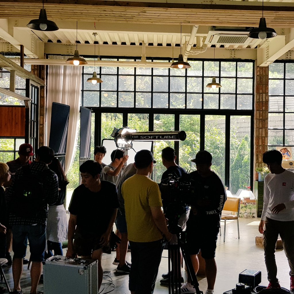 00obsidian00's tweet photo. 여기는 어디일까요? 실은 저 갤럭시 노트8 광고 촬영하러 왔어요! 이제부터 제가 노트8에 그림을 그려보겠습니다. 두근두근~
https://t.co/LPG6GzvhtY
#삼성닷컴 #갤럭시노트8 #누구보다_빠르게 #인플루언서 https://t.co/fuceSWbc3f