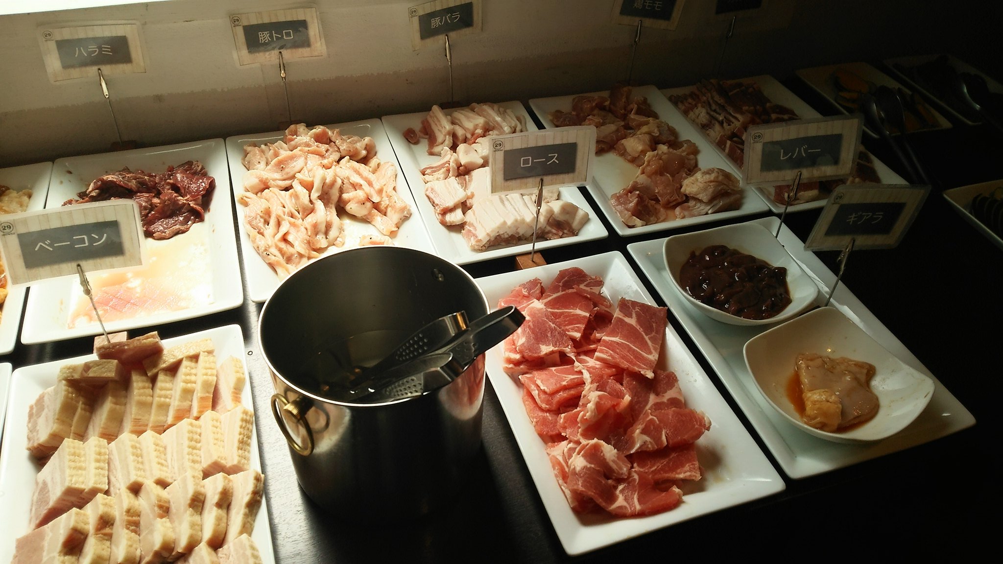 この先生きのこれますように 焼肉食べ放題29shock 秋葉原 焼肉食べ放題ランチ税込1000円 千円は安い 肉も冷凍カルビ肉じゃなくて ちゃんとブロックから厨房で切り出してるし 値段の割りには肉も悪くない この日はたまたまタンが品切らしく残念だった