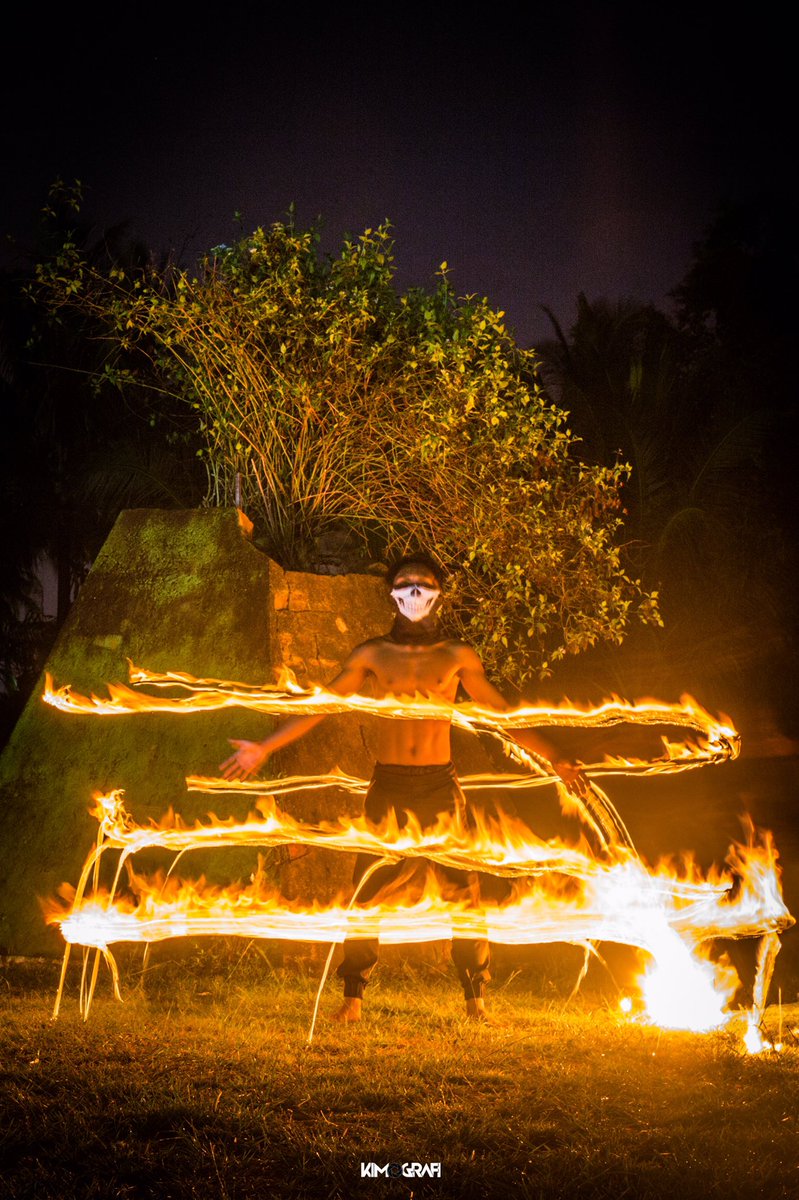 Mustakimaha's tweet photo. Its about art of fire not a crime.
📷: Kimografi 
Tim: Sungai Lilin Fotografi https://t.co/14XwtZ0rUZ
