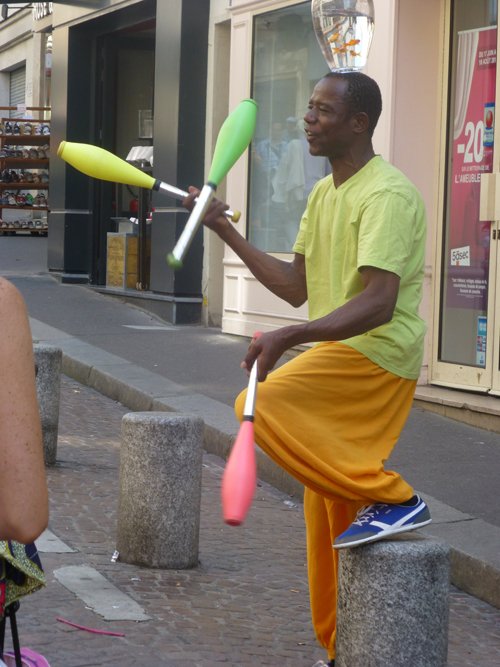 MoniqueinParis's tweet photo. #blackparis #ETBP This juggler used to regale passersby on rue Mouffetard. I haven't seen him in months.  Have you? https://t.co/Gn4BsrD0bI https://t.co/ZYV27GuM23