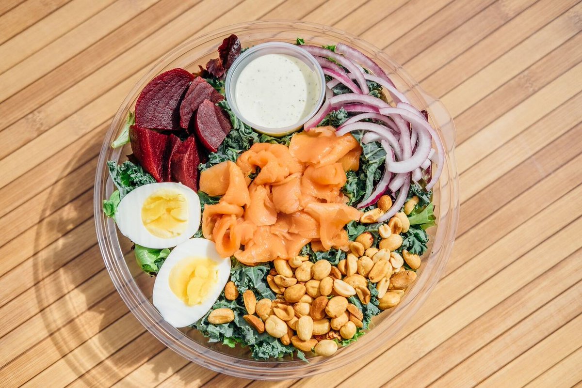 Notre salade au saumon fumé sur du kale, oeufs, betteraves, onions, arachides et vinaigrette! #XavierArtisan

503 Place d'Armes, Montréal