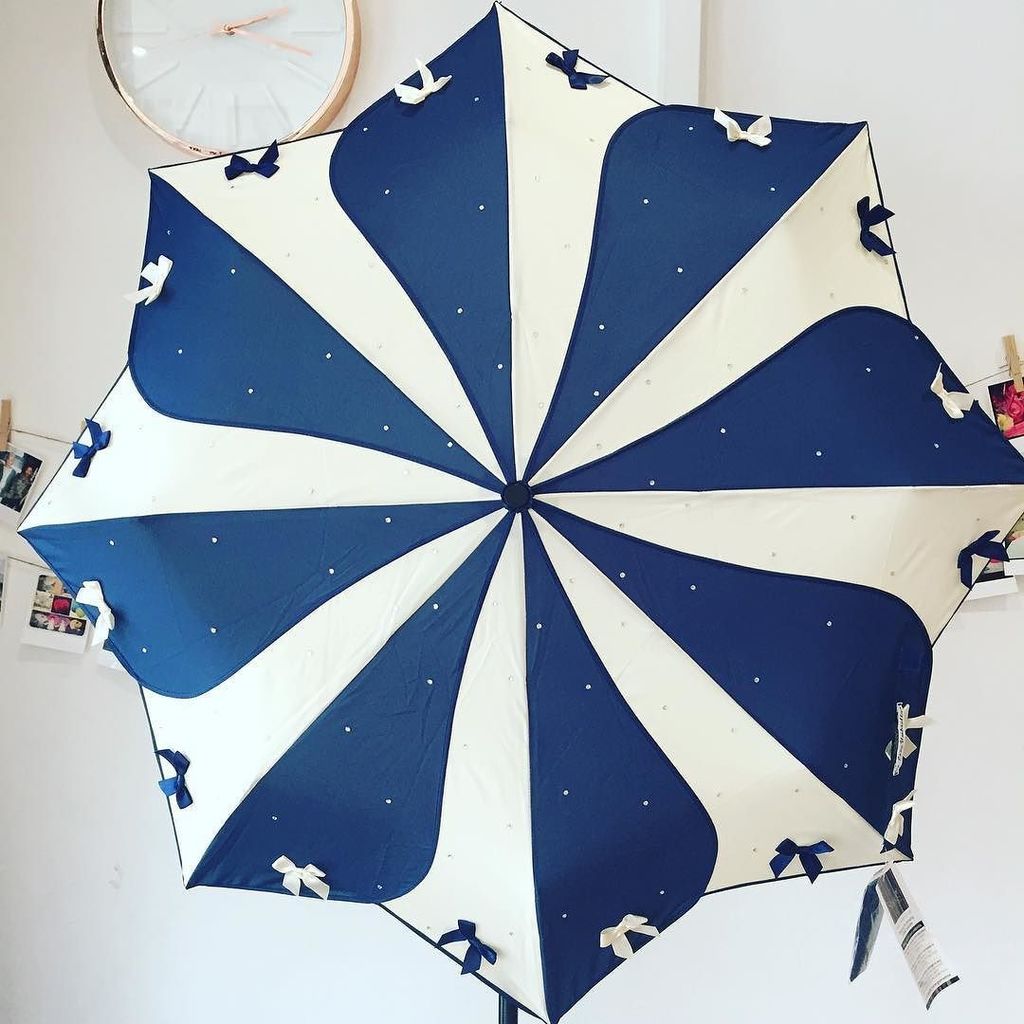 LoveUmbrellas's tweet photo. Navy littlebowtastic umbrella 😍☂️❤️ #navy #compactumbrella #everydayumbrella https://t.co/mca30oUYi5 https://t.co/y654sGgj2m