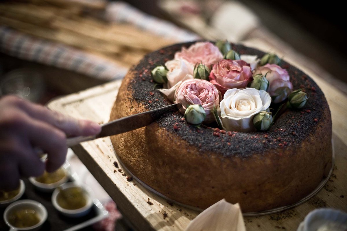 AreaKitchen's tweet photo. Mettiamo amore in ogni gesto, in ogni #ricetta e in ogni #allestimento, per rendere i nostri #eventi straordinari come i nostri ospiti 🌸🌸🌸 https://t.co/a4nHEBDtJg