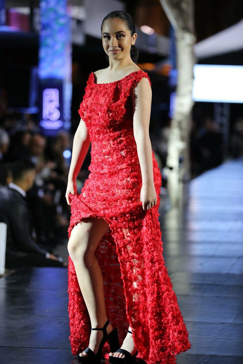 KiwiDiva's tweet photo. My next wedding dress #Hallen @bykarenabdul1 #redwedding 😍❤️💃🏼💄💋👠 #pffs2017 💍 ⌛️🍑 https://t.co/RwShI4a3Kz