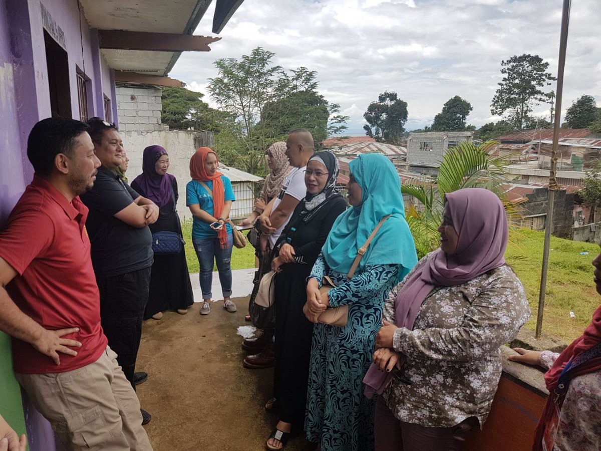 GK_Kuya_Luis's tweet photo. chatting &amp; laughing w/ heroes whose names may never reach the headlines but certainly making a difference without much fanfare &amp; attention https://t.co/vwZ5SFOZ4d