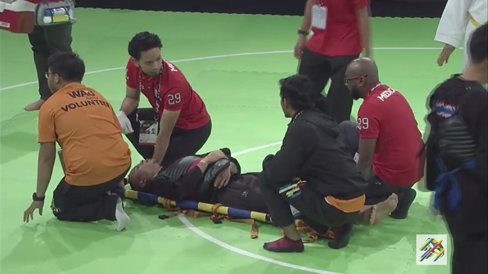 sunisanarak_15's tweet image. ปันจักสีลัต นกฬ มาเลบาดเจ็บแข่งต่อไม่ได้ คะเเนนนำอยู่ ตัดสินให้มาเลชนะ ใช้ส้นตีนไรคิด รึคิดแค่ว่าต้องโกง แบบนี้ก็ได้เหรอโครตเลว #ซีเกมส์2017