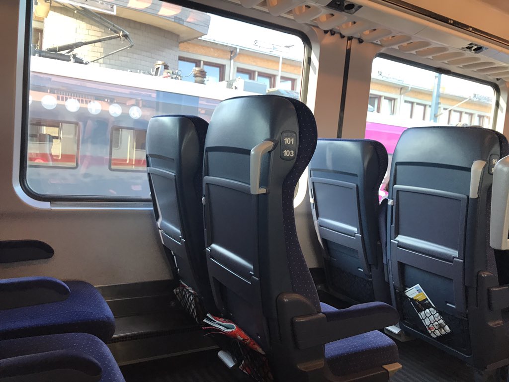 hluecke's tweet photo. Woran erkennt man, dass mein #IC2241 gerade in Wolfsburg gehalten hat? 🙈 #VWShuttle https://t.co/RK7Yrpr1hR