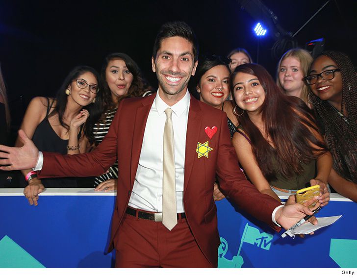 fairedelargents's tweet photo. 'Catfish' Host Nev Schulman Rocked Yellow Star of David at VMAs to Put Neo-Nazis On Notice https://t.co/fysVriLUEZ https://t.co/IOTMi8J01P