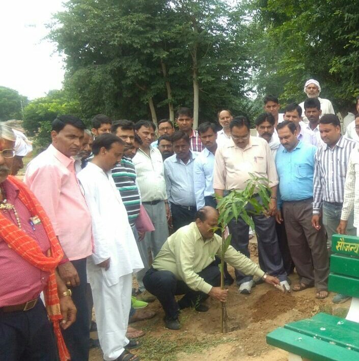 UPRMSJP's tweet photo. Plantation at Bandikui  Jaipur division  by UPRMS- Divisional Chairman ,Secretary ( Bandikui branch ) #SwachhtaPakhwada on 26/08/2017 https://t.co/hHY93FEJKL