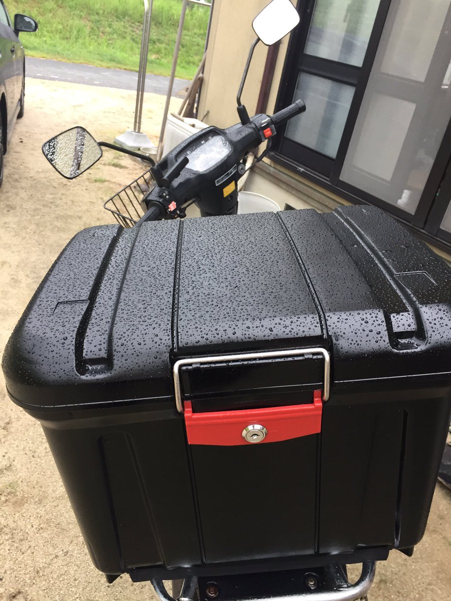 mgosgr's tweet photo. リアボックス取り付け完了!て同時��雨降ってきた^^;
#スーパーカブ
#RVBOX https://t.co/bPlfzhOGtB