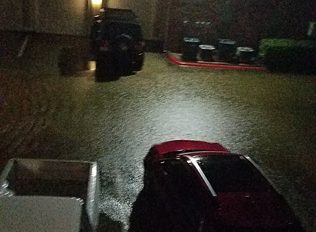 ladyj32_2001's tweet photo. My streets are seriously flooding out here in Pearland Tx #PrayforTexas #HurricaneHarvey https://t.co/fYUKbtiUpQ