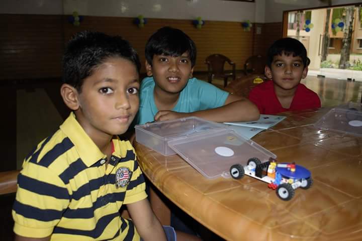 ROBOGOfficial's tweet photo. Children enjoying and learning #STEM concepts during ROBO-G Hands-On Learning workshop at Purva Fairmont, #HRSLayout on 19th August. https://t.co/iq03BwGYqp