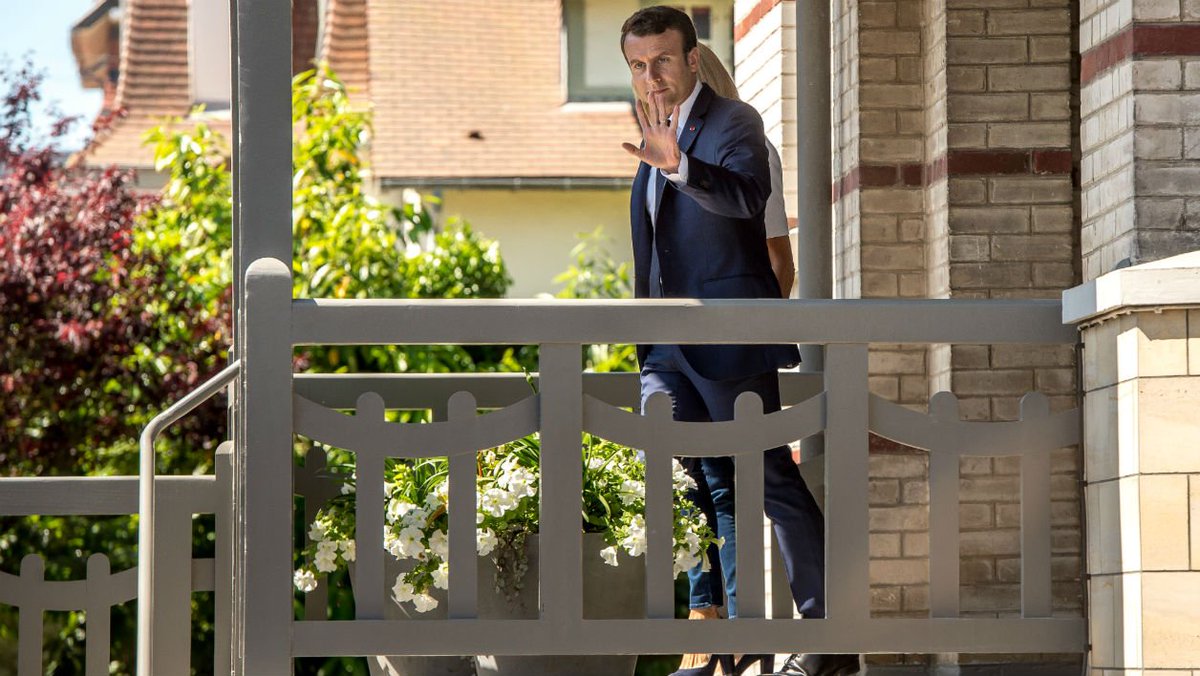 BFMTV's tweet photo. La colère monte chez les CRS chargés de surveiller la maison des Macron au Touquet
https://t.co/dB0sB0uLb4 https://t.co/l40ZQ5f0lj