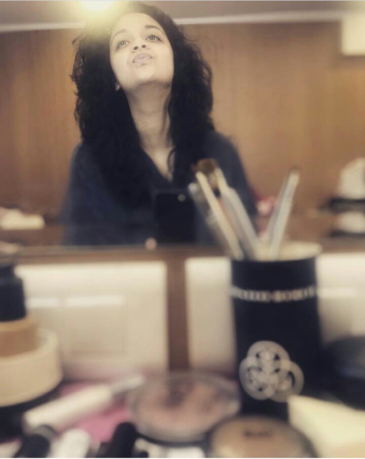 Sudha905Raga's tweet photo. @KeerthyOfficial Awww cutie 👌��� #SoBeautiful #nomakeuppic #beforeshooting ❤😍 https://t.co/rX9jBJ49sJ