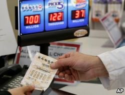 SkypEnglish4U's tweet photo. Do people in your country play the lottery? #SE4UChat https://t.co/AcYXDYparn #EngVocab @VOALearnEnglish article and vocabulary list https://t.co/W36NLzLqNB