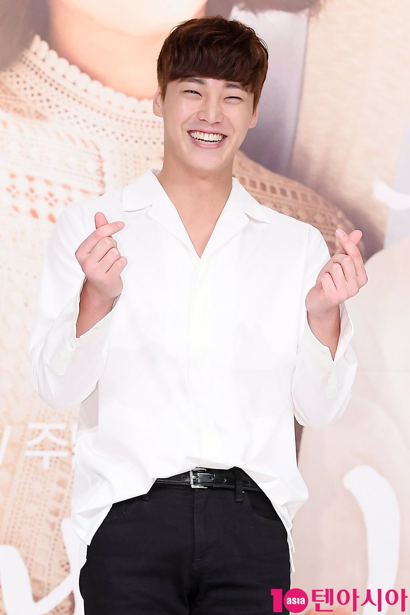 MakeMe5urprise's tweet photo. [#LeeTaeHwan] 170829 #MyGoldenLife press conference

แทฮวานที่งานแถลงข่าวละคร #황금빛내인생 วันนี้~♡ https://t.co/O2dvnDYj2z
