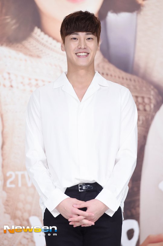 MakeMe5urprise's tweet photo. [#LeeTaeHwan] 170829 #MyGoldenLife press conference

แทฮวานที่งานแถลงข่าวละคร #황금빛내인생 วันนี้~♡ https://t.co/O2dvnDYj2z