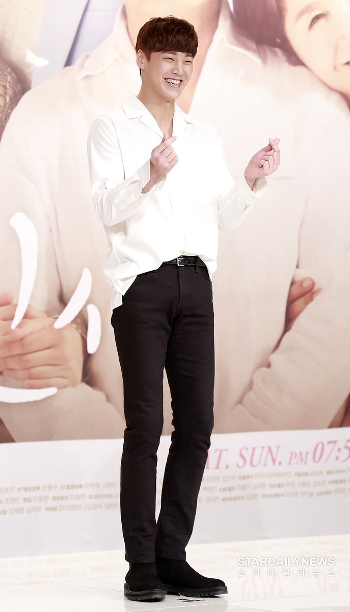 MakeMe5urprise's tweet photo. [#LeeTaeHwan] 170829 #MyGoldenLife press conference

สมกับเป็นนายแบบมาก่อนขายาวมว๊ากกก วันนี้ชุดเรียบง่ายด้วยเชิ้ตขาว+กางเกงดำ💕 https://t.co/piyxFSmlL8