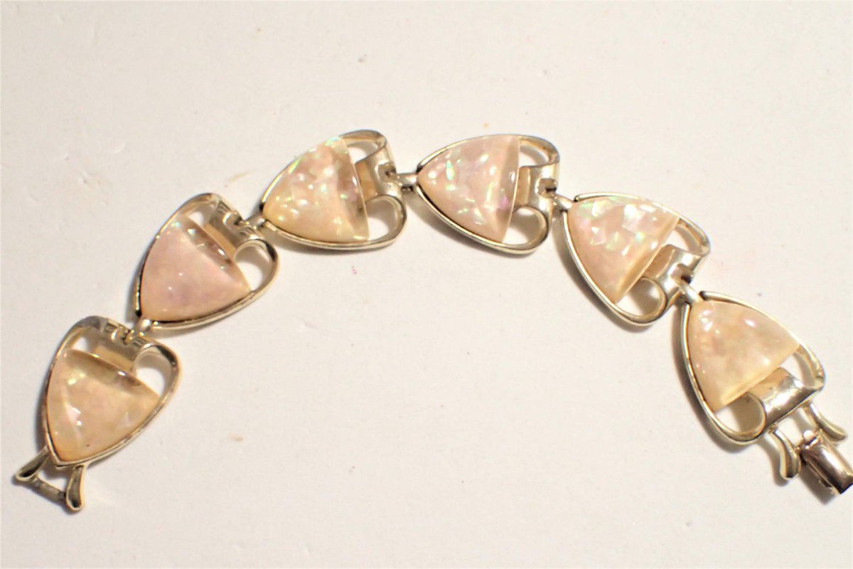 GliterzbySal's tweet photo. Designer Signed Coro Confetti Lucite Heart Link Bracelet https://t.co/nhK0k2wgnd #GotVintage #ShieldShape https://t.co/WdzRfjkxkm
