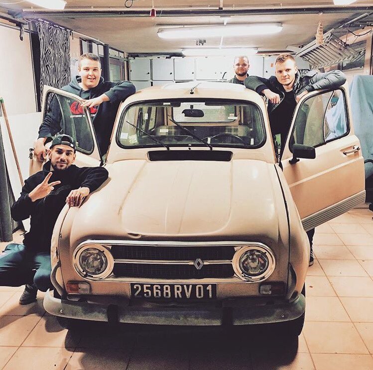 TimonPumbaa4L's tweet photo. Et voici l'équipe de choc qui va bichonner la 4L #4Ltrophy #4L #renault4L #rallye #raid #Maroc #bricolage #mécanique #work https://t.co/IPiNEES9KH