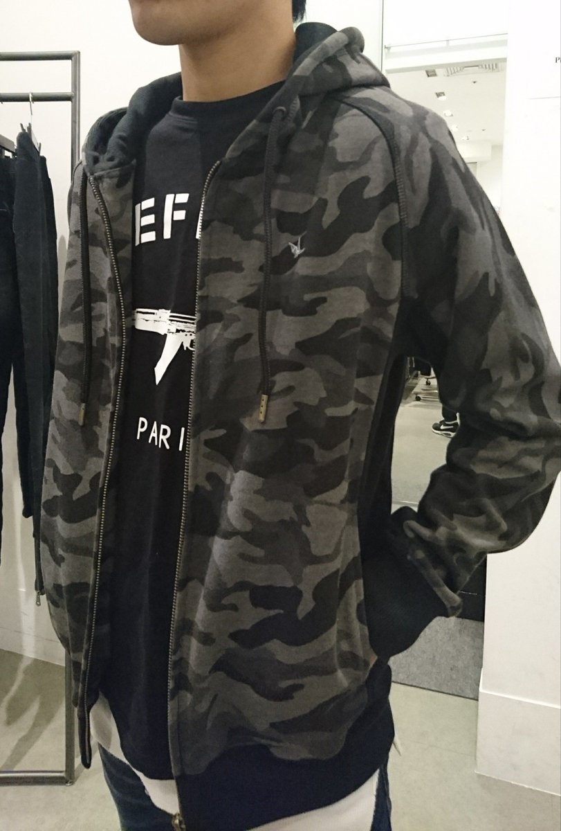 SHIFFONVF's tweet photo. 当店では秋の羽織物にピッタリなカモフラージュ柄スウェットも取り扱っております！
左胸に配置されたワンポイントロゴ、ラグランスリーブによってこれ一枚でスポーティな装いに。
#1piu1uguale3 #Relax #パーカー #スウェット #りんかい線 #ゆりかもめ #お台場 https://t.co/MqQ4V3x9aO