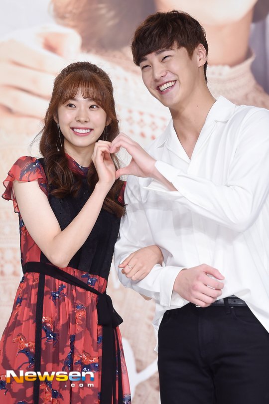 MakeMe5urprise's tweet photo. [#LeeTaeHwan] 170829 #MyGoldenLife press conference

อีแทฮวาน-ซออึนซู คู่ขายาวแห่ง #황금빛내인생 ✨ https://t.co/1uRGNZqBHu