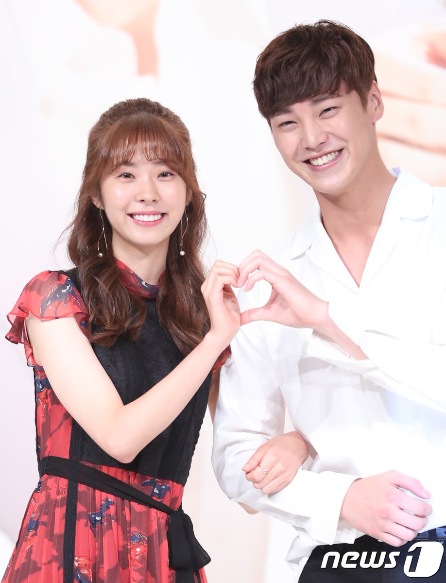 MakeMe5urprise's tweet photo. [#LeeTaeHwan] 170829 #MyGoldenLife press conference

อีแทฮวาน-ซออึนซู คู่ขายาวแห่ง #황금빛내인생 ✨ https://t.co/1uRGNZqBHu