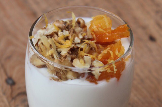 Weekrecept GoedvoorOgen, heerlijk als nagerecht :Yoghurt met abrikoos, walnoot en lijnzaad . Recept goedvoorogen.nl/recipe/gedroog…