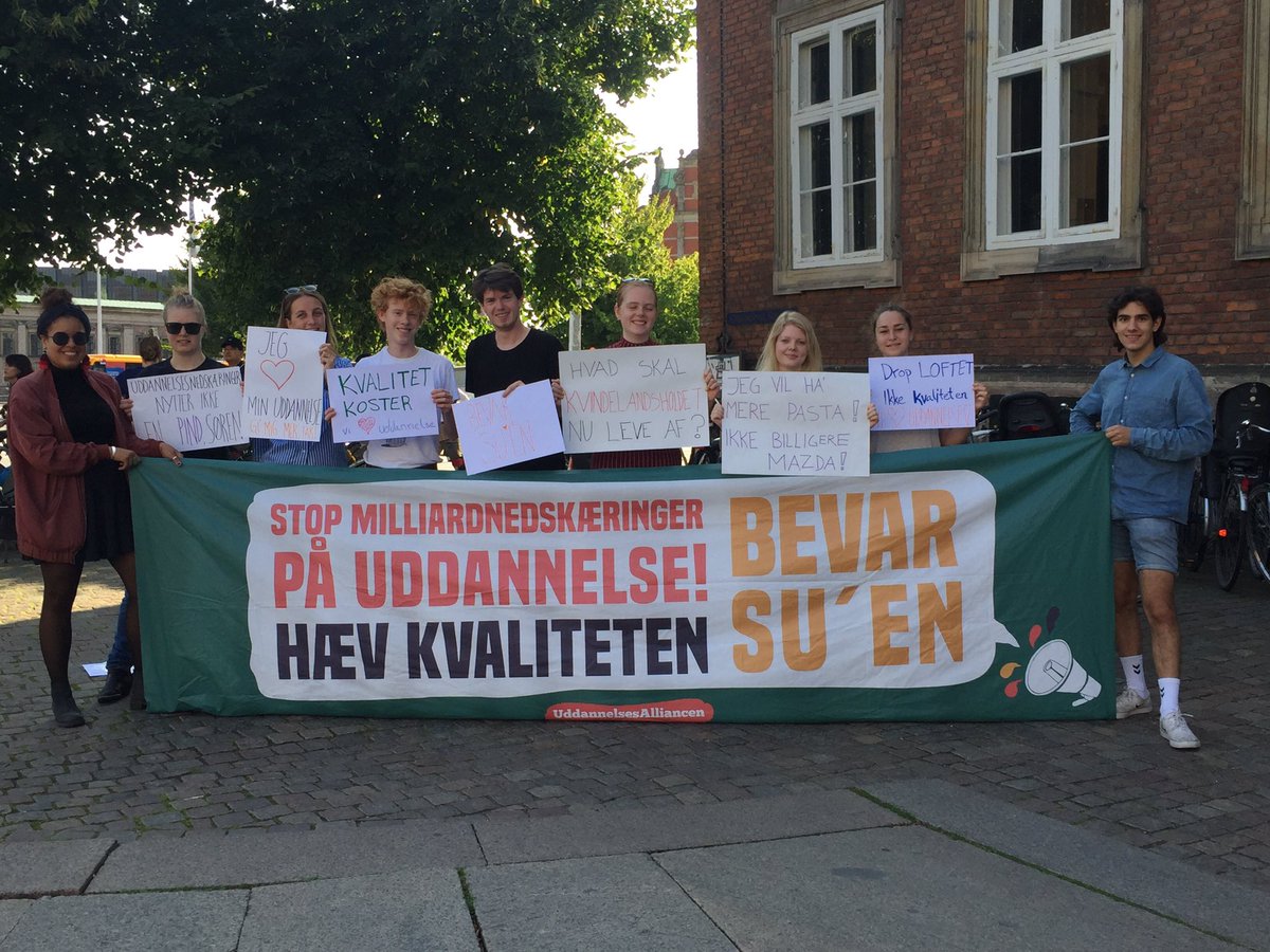 Smdoost's tweet photo. Netop nu foran @Finansmin. Nej til billigere biler, ja til SU og kvalitetsuddannelser! #bevarSU #Uddpol https://t.co/JMOlRT7dI4