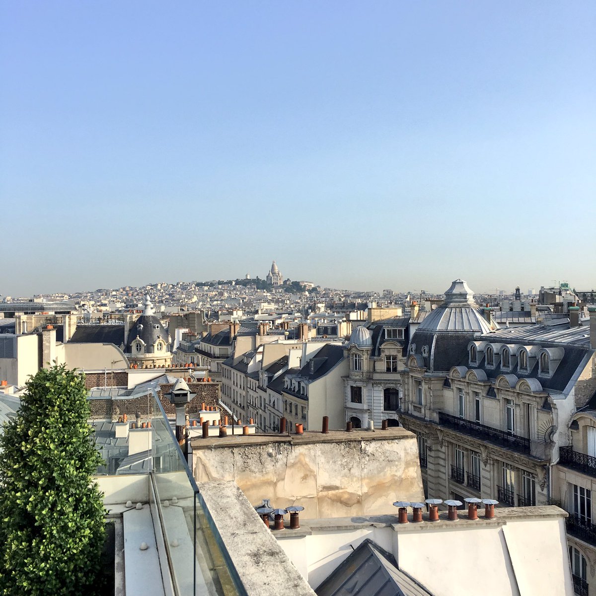 LaurentTDB's tweet photo. Au @PartechShaker pr écouter @ironhack parler d'#APIs for #GrowthHacking ! #rooftop avec vue 👍 #entrepreneurs #growthhacker #partechshaker https://t.co/eSyCBuvCcM
