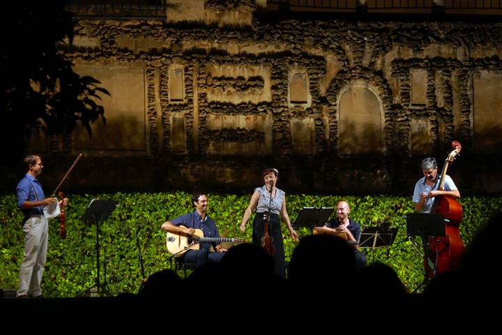 El grupo <a href="/TresBienSwing/">Très Bien</a> durante el concierto de ayer en la XVIII Noches en los Jardines del <a href="/SevillaAlcazar/">Alcázar de Sevilla</a> / Foto <a href="/actideacultura/">actidea</a>