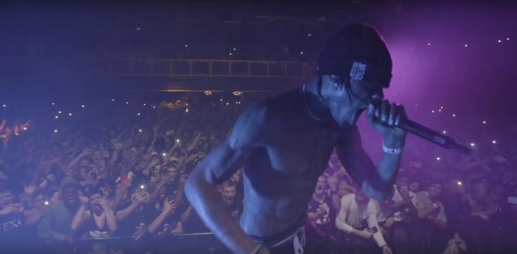 JezzaFonteneau's tweet photo. Goosebumps world record @trvisXX #worldrecord #madness #goosebumps #crowd #crazy
https://t.co/0jd9FxJ14q https://t.co/VIqhXV3cYr