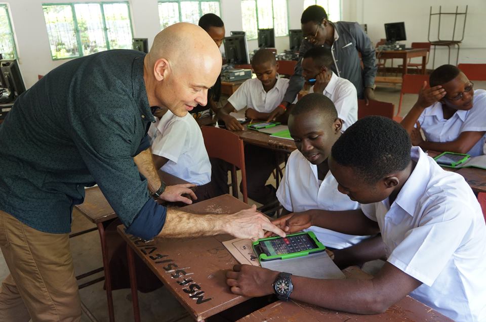 Mooie foto! Wij steunen <a href="/dean_ngo/">DEAN</a> al jaren met het sturen van IT-Pro's om IT-onderwijs in Oost-Afrika te verbeteren ow.ly/kKti30eKnx4