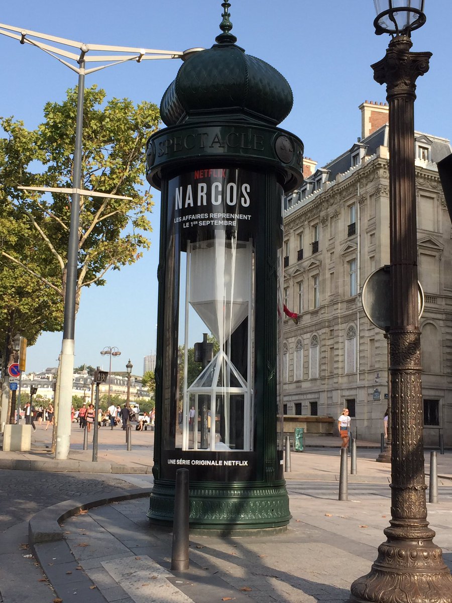 loic2b's tweet photo. .@NetflixFR toujours plus fort dans la promo de #Narcos sur les champs ! https://t.co/ps7ob4ojbQ