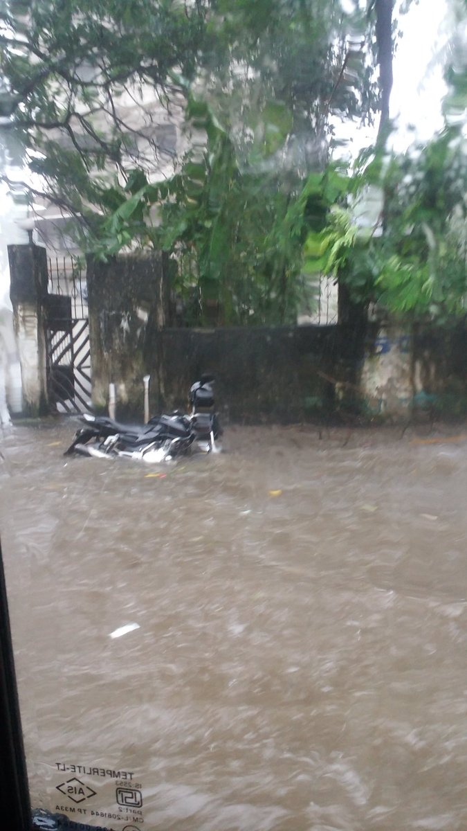 PrajaktaAditya's tweet photo. Pathetic situation near Lower Parel @TOIMumbai https://t.co/XXmLY6EGhi