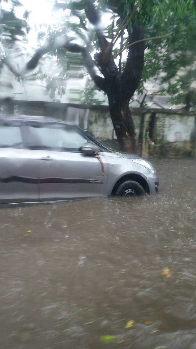 PrajaktaAditya's tweet photo. Pathetic situation near Lower Parel @TOIMumbai https://t.co/XXmLY6EGhi