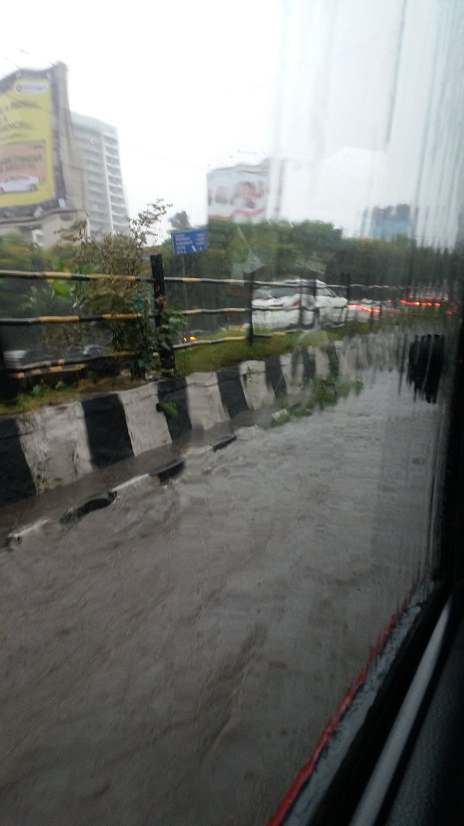 PrajaktaAditya's tweet photo. Pathetic situation near Lower Parel @TOIMumbai https://t.co/XXmLY6EGhi