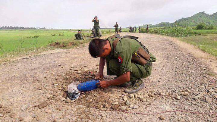 KyawMyoLinn2's tweet photo. #Terrorisms by #BengaliTerrorists are intolerable
#ARSA terrorists plant landmines & #BombingAttack
See what Solider defusing
#SaveRakhine https://t.co/fMdjzXOu6i