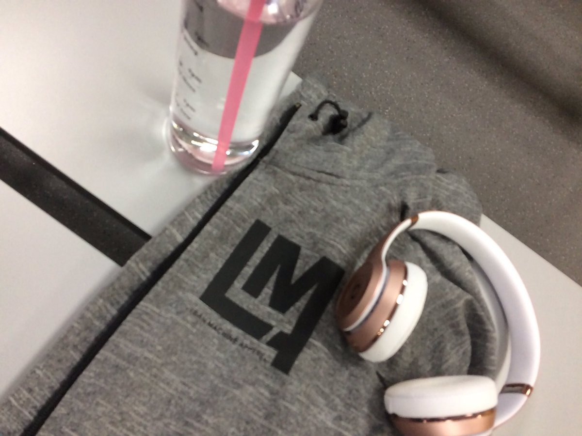 AlexDaviesJ's tweet image. All I need to smash out a killer leg session @LeanMApparel @beatsbydre #TeamLMA #WoManOrMachine #legday