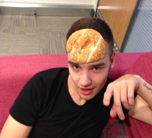 _just_hanna_'s tweet photo. Happy birthday @LiamPayne from Russia 🎉🎉🎉🎉🎉🎉 https://t.co/Vn5AnQkxa4