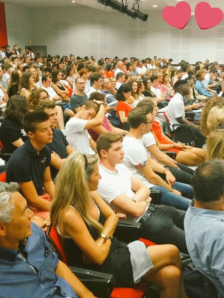 ipa_essca's tweet photo. Regardez à gauche, à droite vous avez peut être votre futur partenaire pro... ou perso, ou votre meilleur ami! #bde #essca #RentreePlusFun https://t.co/aPcBLjjr01