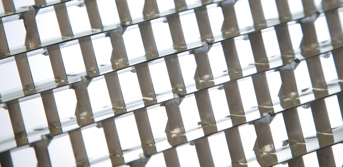 Okasolar 3D Sonnenschutzraster kombiniert Tageslicht­steu­erung mit Sonnenschutz bei Dachverglasungen  bau.st/crua9