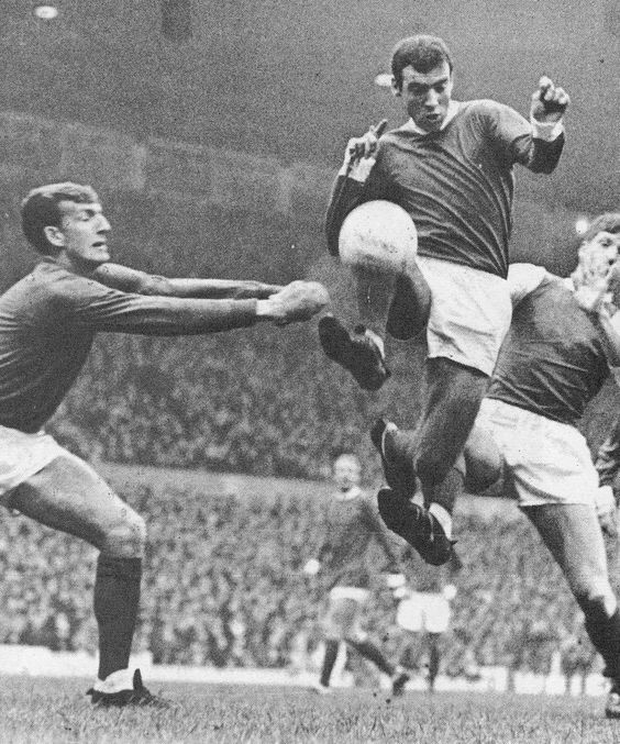 PortieriSiNasce's tweet photo. #AlexStepney
#EnglishGK 🏴󠁧󠁢󠁥󠁮󠁧󠁿
20th January 1968. 
#ManchesterUnited duo #keeper and #DavidSadler block off #SheffieldWednesday's #SamEllis https://t.co/Lo8F8UDYfH