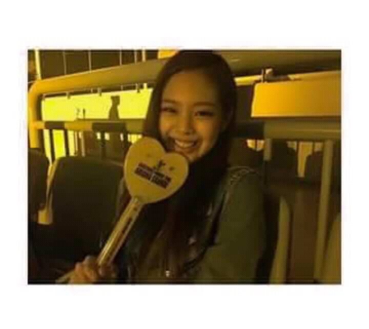 unic4ndrea's tweet photo. Jennie Kim💖 of BlackPink👑 is a fan of Ariana Grande😱😇 she went to Ari's concert last Aug 15 on Seoul,South Korea😍💘 https://t.co/8uSPUpU94g