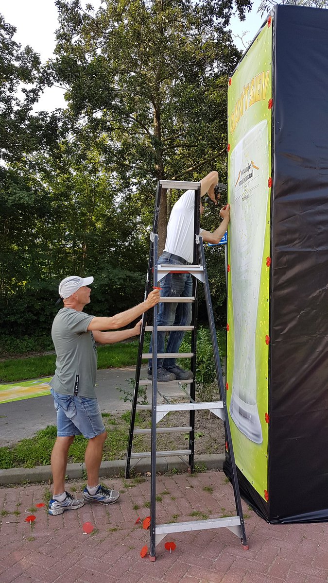We zijn druk bezig met de voorbereidingen voor "Karnaval yn Berltsum"... Nog één nachtje slapen en dan gaan we los.