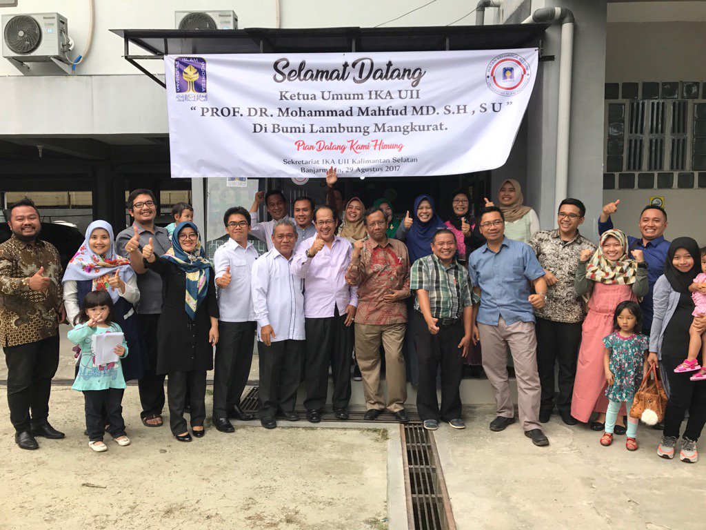 Senang sekali. Ke Banjarmasin ada kesempatan reunian dgn alumni UII Yogya yg dikomandani Mas Hesly Yunianto. Terharu.