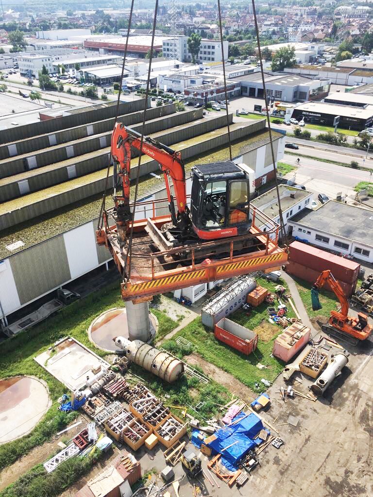 HofstedeBV's tweet photo. Wat een uitzicht! Dit bijzondere #transport op grote hoogte tilt de #sloopwerkzaamheden letterlijk naar een nieuw niveau 🏗️ https://t.co/7AA8aY0Rat