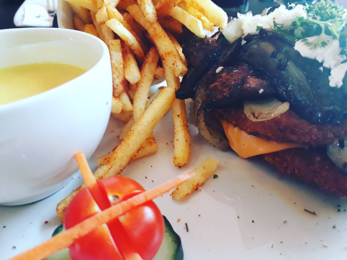 PDF_Montana's tweet photo. chicken schnitzel! #chicken #FriedChicken #pizza #pasta #chefmeals #food #foodie #foodforthought #foodlover #DailyKickstart #cheese #chips https://t.co/gPZBBtmKkf